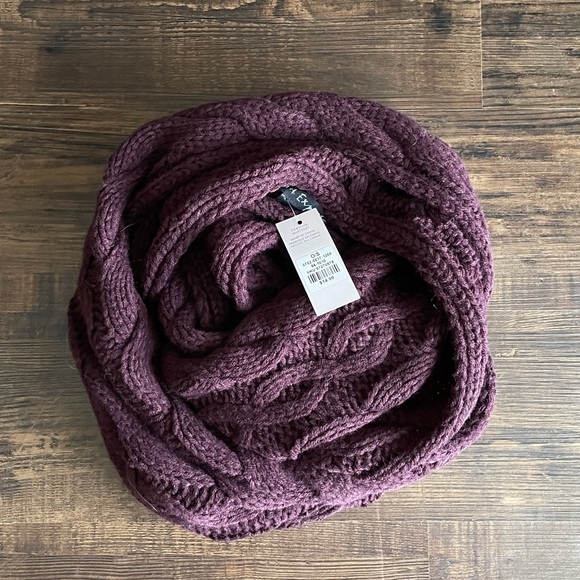 Accessories - 🌷3/$25🌷Knit infinity scarf